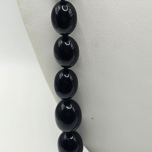 Trifari Vintage Black Oval Bead Knotted Necklace Gold Tone Spring Ring Clasp - Picture 3 of 8